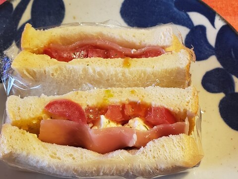 トマトチーズ生ハムサンドイッチ